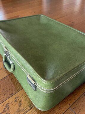 Vintage Skyway Luggage Co Green Train Case Suitcase USA c. 1960s Clean